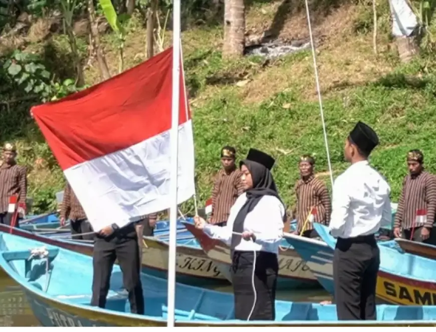Warga Pacitan Gelar Upacara HUT ke-80 RI di Atas Sungai Maron