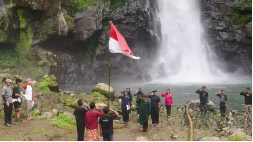 Anak Muda Lumajang Gelar Upacara HUT ke-80 RI di Air Terjun