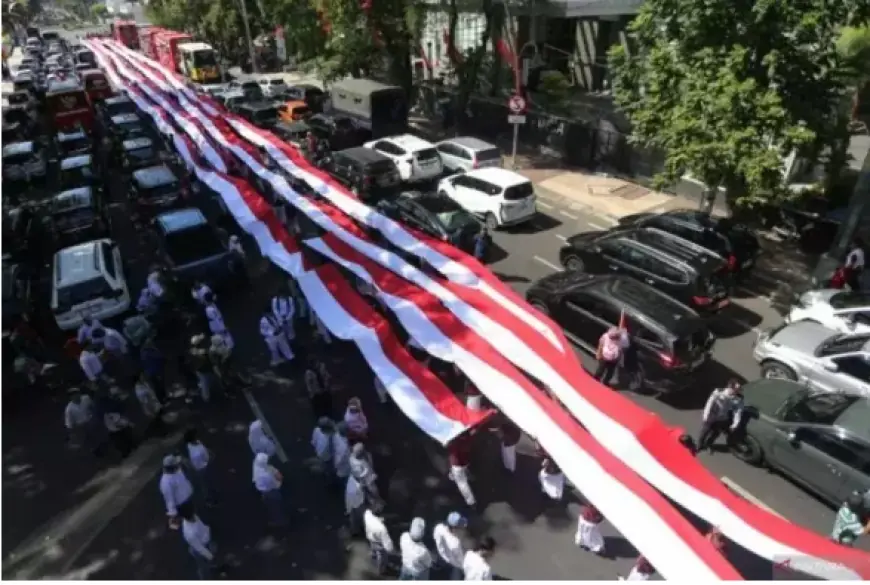 Jawa Timur Pecahkan Rekor MURI, Bentangkan Merah Putih Raksasa di Surabaya