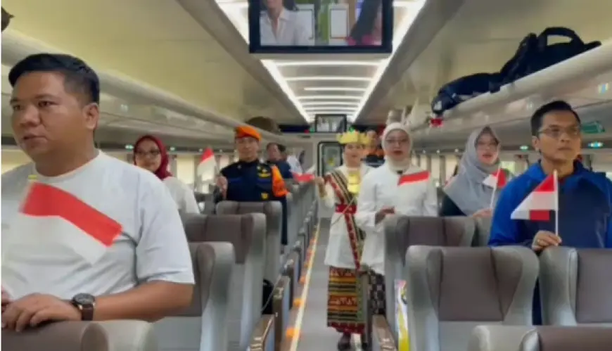Ratusan Penumpang Ikuti Upacara HUT RI di Atas Kereta Api Berjalan