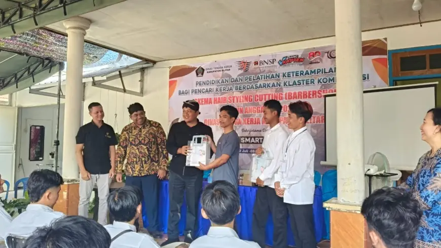 Disnaker Blitar Cetak 23 Tukang Cukur Bersertifikat BNSP dari Dana DBHCHT