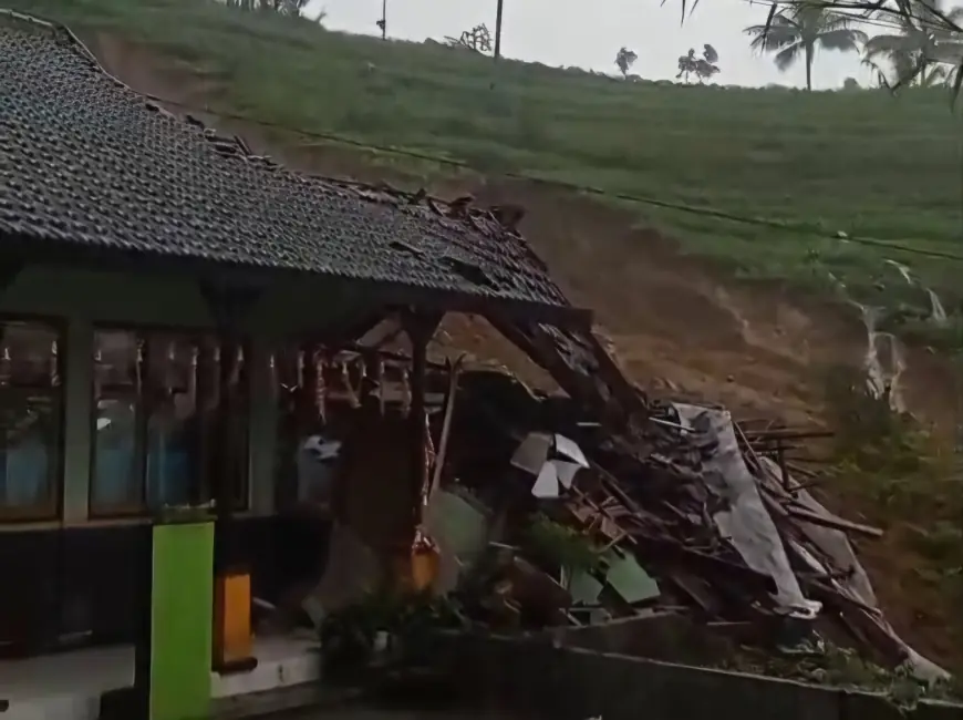 Tanah Longsor Rusak Bangunan SDN 2 Kradinan dan Tutup Jalan di Pagerwojo, Tulungagung