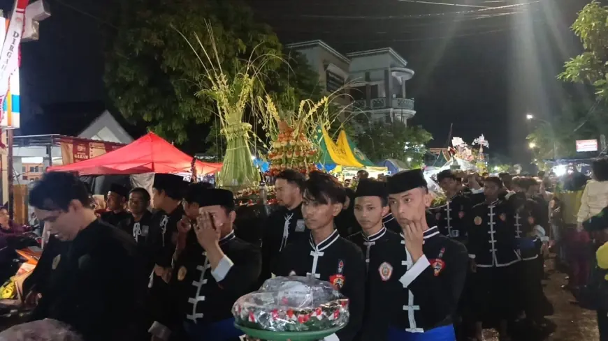 Tradisi Rebo Wekasan di Gresik, Warga Gelar Arak-arakan Tumpeng Hingga Selawatan