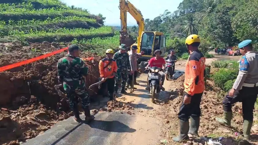 Longsor Tutup Jalan Penghubung Tulungagung-Trenggalek, Akses Dibuka Bertahap