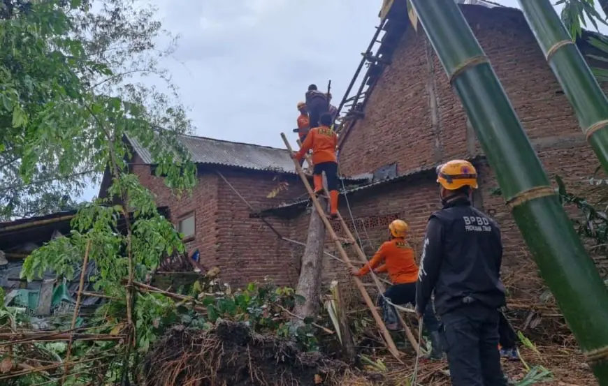 Derasnya Hujan, Kencangnya Angin: Rumah Warga Desa Pekalangan Bondowoso Rusak