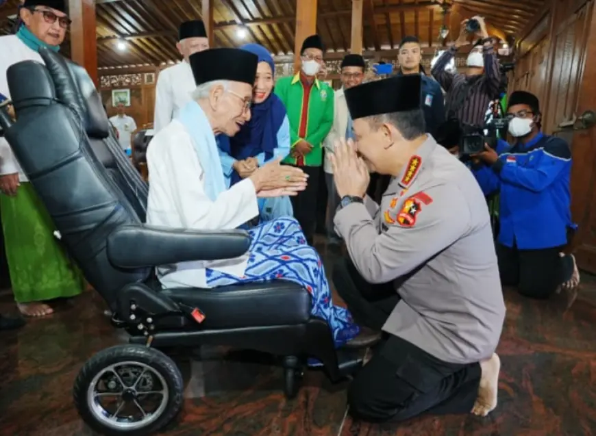 Kapolri Sungkem ke Pengasuh Ponpes Shiddiqiyyah Jombang