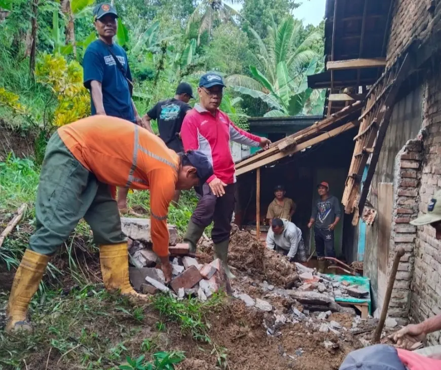 Cuaca Ekstrem Terjang Sejumlah Wilayah di Kabupaten Malang, Satu Desa Dilanda Longsor