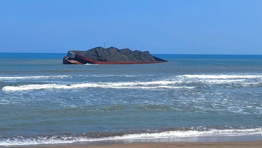 Kapal Tongkang Pengangkut Batu Bara Terdampar di Pantai Konang Trenggalek