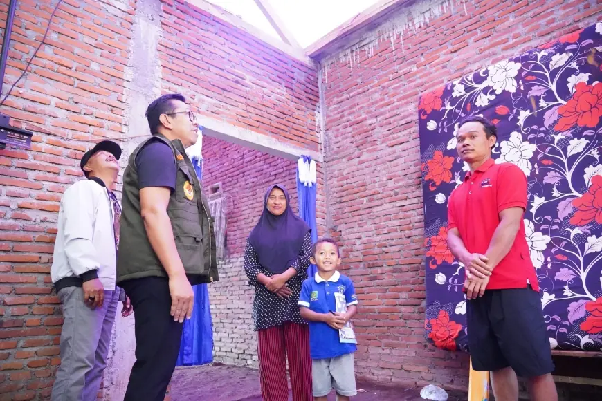 Wali Kota Batu Tinjau Korban Angin Kencang di Giripurno, Serahkan Bantuan dan Santunan