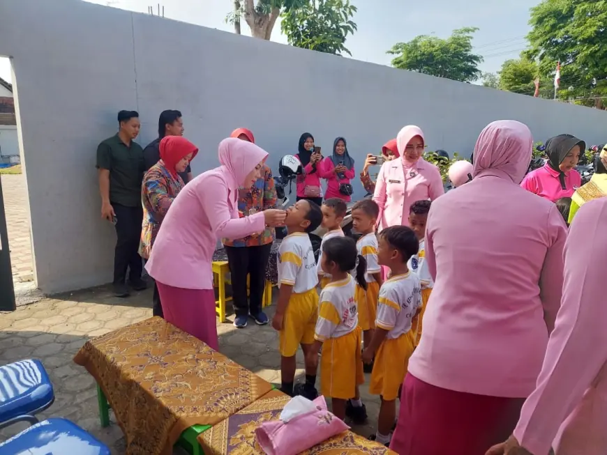 Bhayangkari Nganjuk Gelar Baksos, 50 Siswa Terima Vitamin A dan Obat Cacing