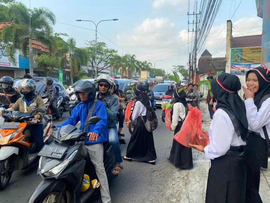 Ribuan Mahasiswa Baru UIN KHAS Jember Bagikan Bibit Pohon Buah di Jalan Raya