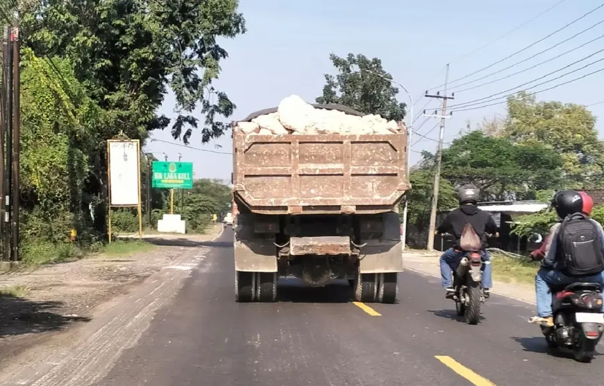 Aturan Jam Operasional Dilanggar, Truk Besar di Gresik Masih Melenggang