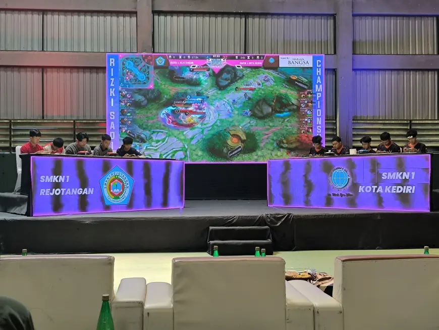 Ribuan Pelajar Padati GOR Tulungagung untuk Turnamen E-Sport Piala Rizki Sadig