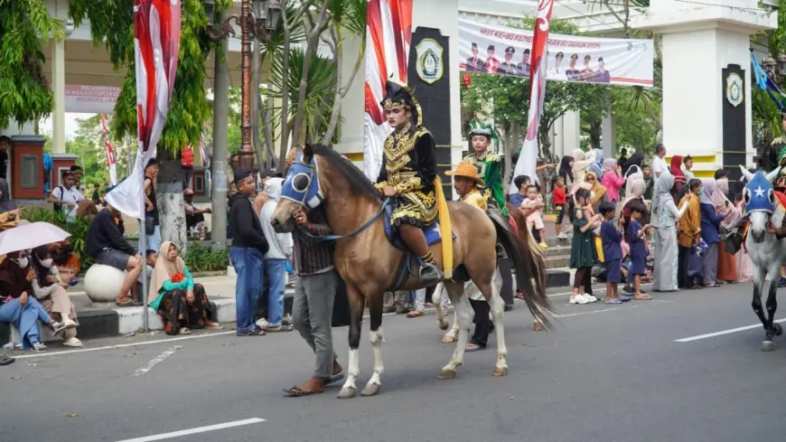 Meriah, Ratusan Pelajar Lamongan Ikuti Mega Karnaval Kemerdekaan