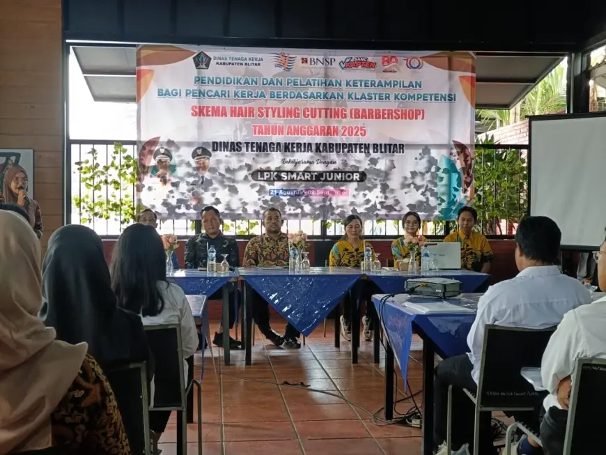 Tak Hanya Laki-Laki, Delapan Perempuan di Blitar Ikuti Pelatihan Barbershop dari Dana Cukai