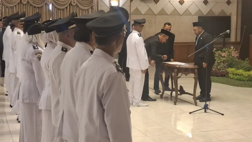Bupati Gresik Kukuhkan 14 Kades Perpanjangan Jabatan, Satu Desa Tertunda
