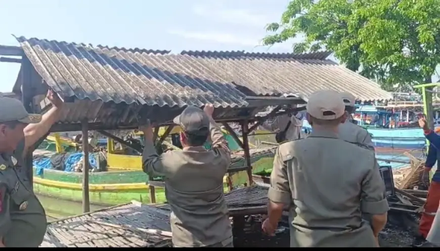 Bangunan Liar di Trotoar Pelabuhan Pasuruan Dibongkar