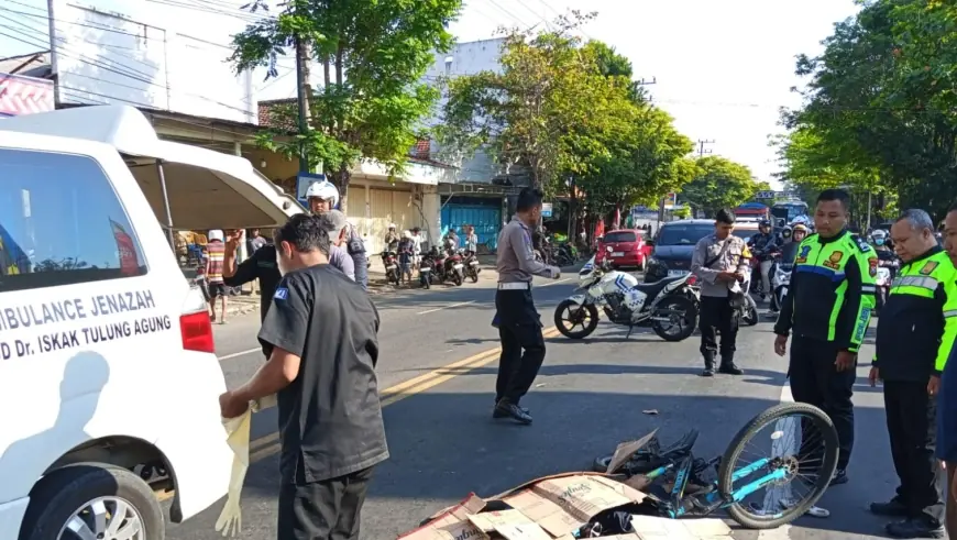 Pesepeda Tewas Terlindas Truk Gandeng di Simpang Empat Jepun Tulungagung