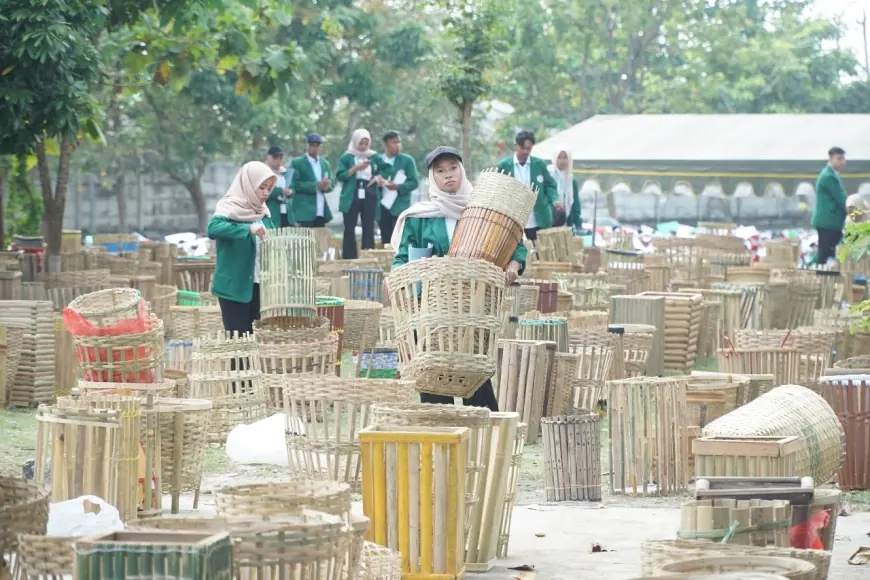 UIN Satu Tulungagung Pecahkan Rekor Dunia dengan Ribuan Tempat Sampah Bambu