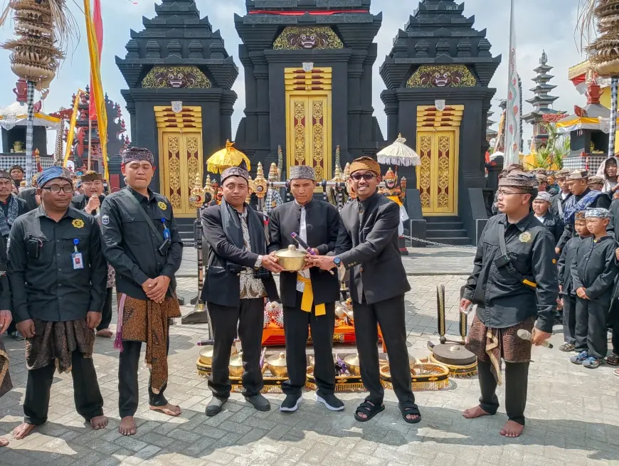 Desa Wonokitri Pasuruan Terima Bantuan Baleganjur dari Anggota DPRD