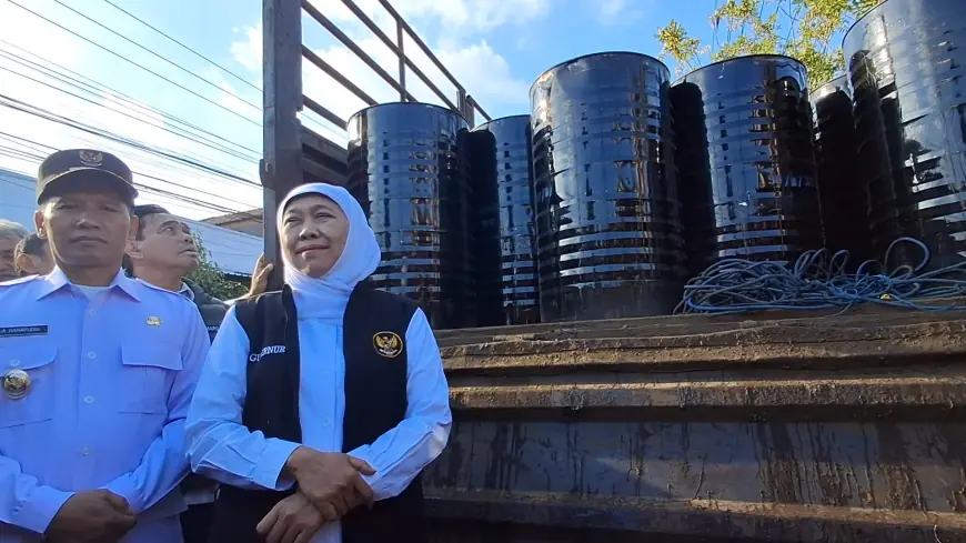 Gubernur Khofifah Salurkan 300 Drum Aspal untuk Percepatan Perbaikan Jalan di Tulungagung