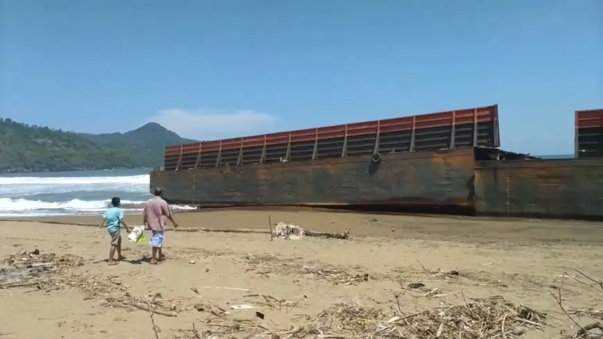Bupati Trenggalek Minta Kapal Tongkang Batu Bara yang Terdampar di Pantai Konang Cepat Ditangani