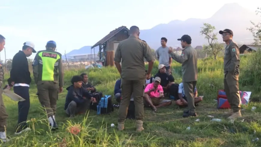 Satpol PP Kota Batu Tindak Tegas Pemain Layangan Perusak Sawah
