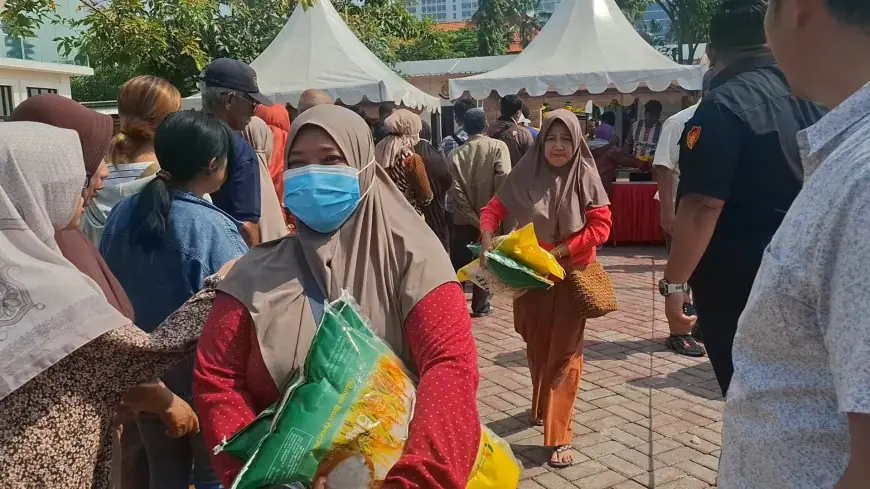 Banyak Diskon Sembako, Warga Gresik Antusias Serbu Pasar Murah