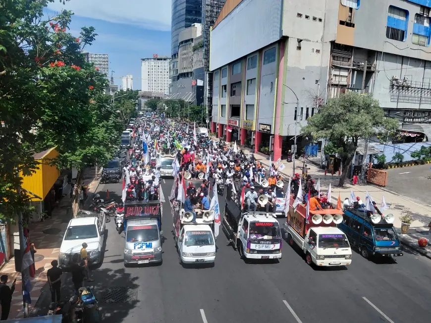 Jangan Sampai PAKERIN Jadi Sritex Jilid II, Ribuan Buruh Kepung Surabaya Tuntut Upah dan Perlindungan Kerja