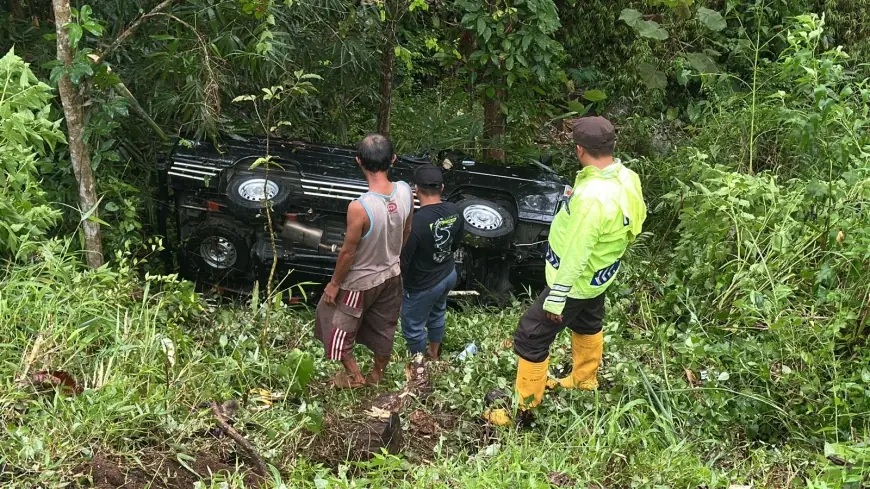 Jalan Licin akibat Gerimis, Mobil Pikap Terperosok ke Jurang di Wonosari Malang