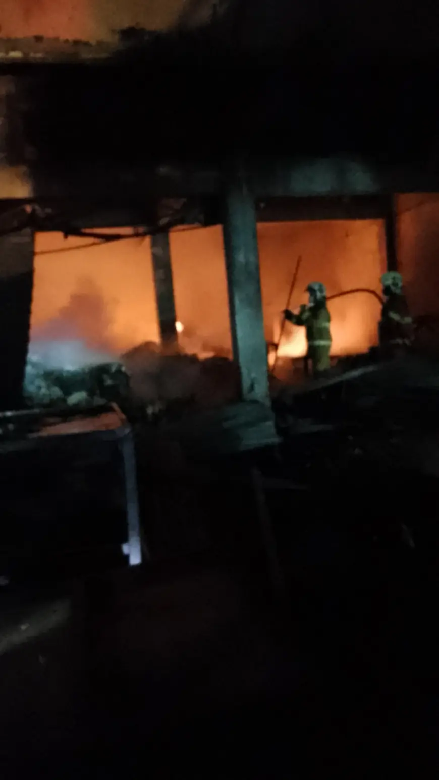 Breaking News! Puluhan Kios serta Lapak Pedagang Pasar Pandaan Ludes Terbakar