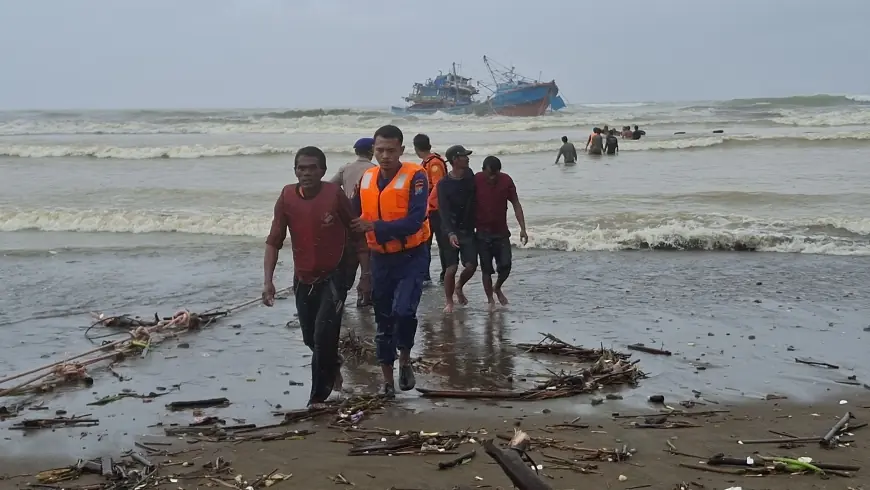 Kapal Nelayan Pekalongan Terdampar di Tulungagung, 27 ABK Selamat