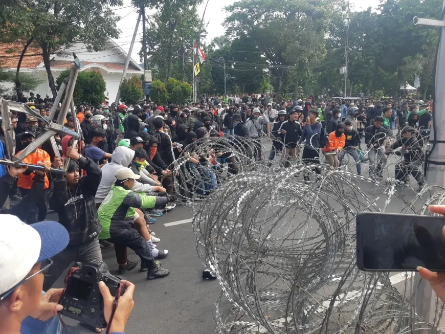 Demo Solidaritas di Surabaya Ricuh, Massa Tuntut Keadilan untuk Ojol yang Tewas di Jakarta