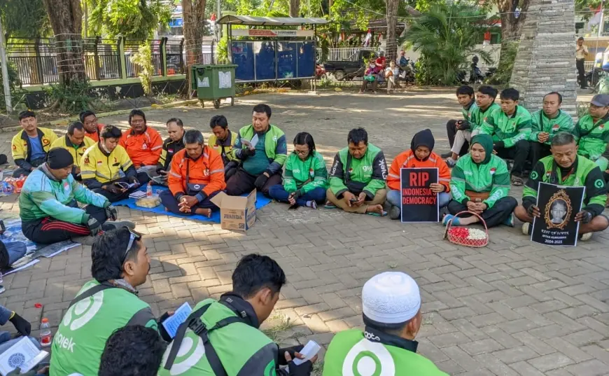 Puluhan Ojol di Probolinggo Gelar Aksi Damai, Doa Bersama untuk Affan Kurniawan