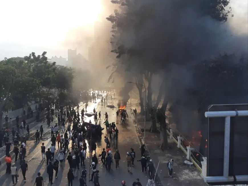 Belasan Motor Dibakar, Aksi Solidaritas Ojol di Surabaya Semakin Memanas