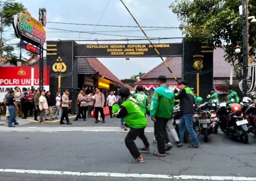 Mapolres Jombang Dipadati Ribuan Ojol, Gelar Salat Gaib dan Doa untuk Affan