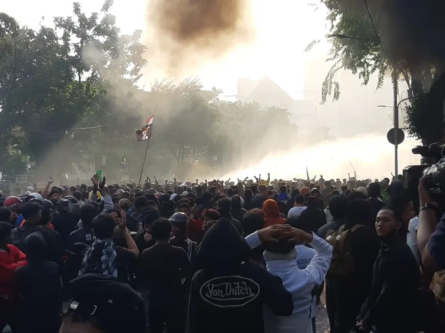 Kerusuhan Menelan Korban Pecah di Surabaya, Polisi Tembakkan Gas Air Mata Bubarkan Massa