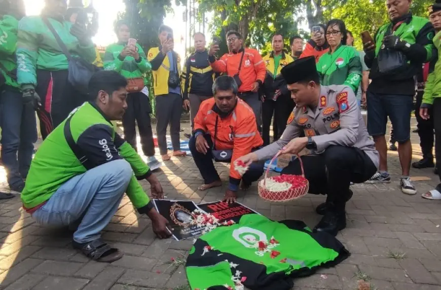 Usut Kematian Affan, Puluhan Ojol dan Polisi di Probolinggo Tabur Bunga