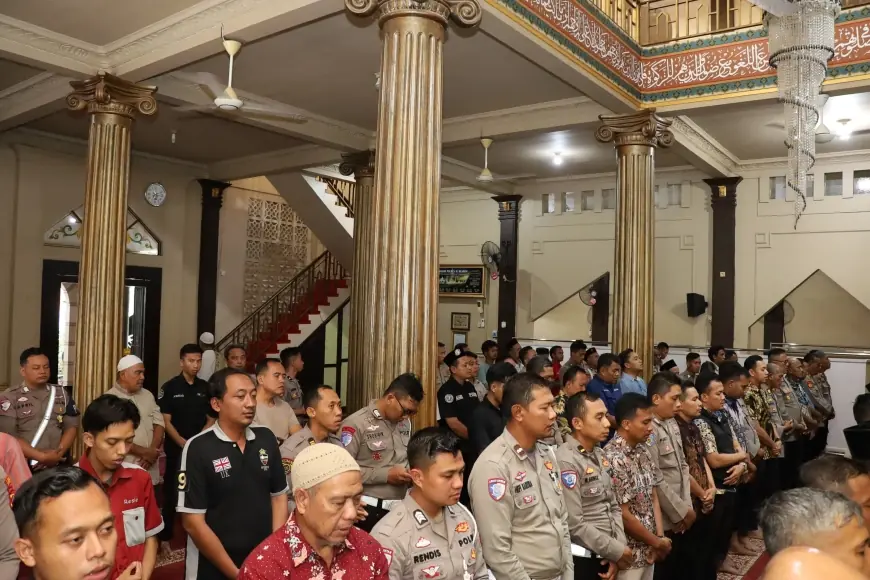 Polres Lamongan Gelar Salat Gaib untuk Ojol yang Tewas saat Aksi di Jakarta