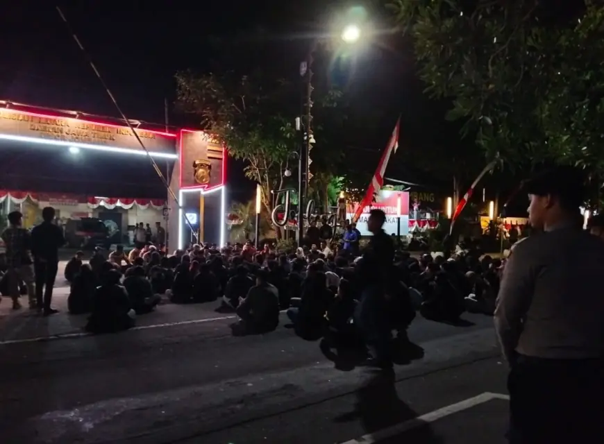 Tuntut Kapolri Dicopot, Mahasiswa di Jombang Duduk Manis Bareng Polisi