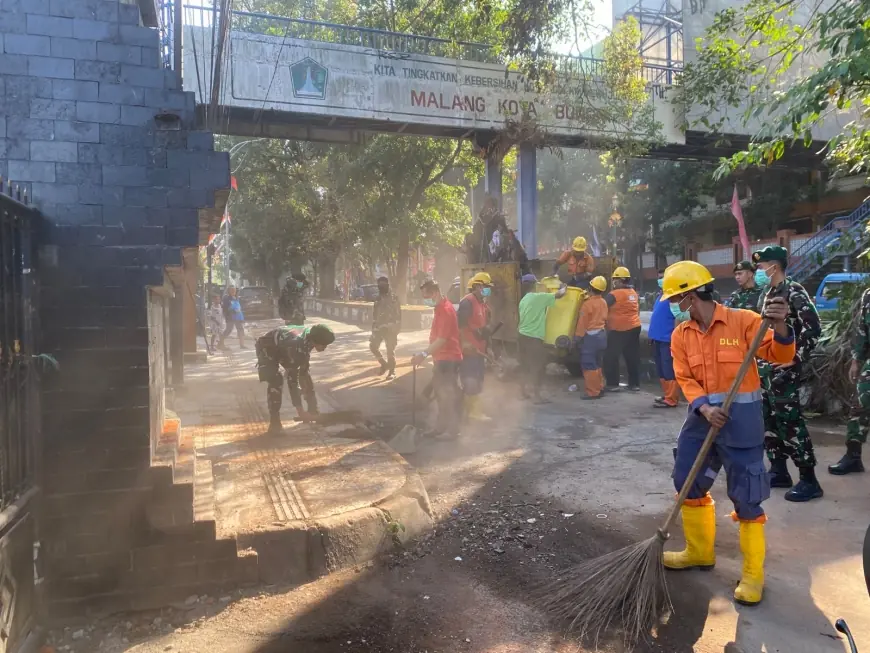 Usai Demo, Prajurit Divif 2 Kostrad dan Warga Gotong Royong Pulihkan Wajah Kota