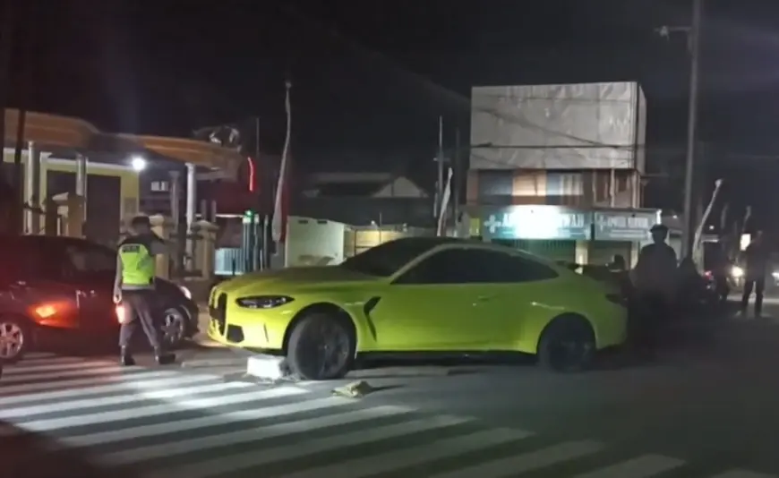 Mobil BMW yang Diduga Milik Wabup Blitar Nyangkut di Pembatas Jalan