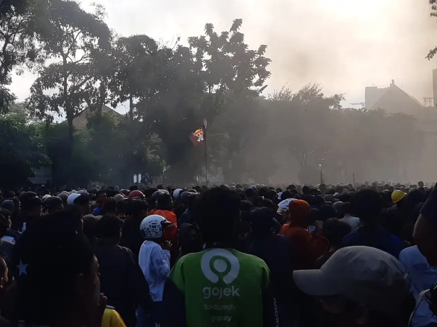 Aksi Tuntut Reformasi Polri Berlanjut di Polrestabes Surabaya,  Desak Bebaskan Demonstran yang Ditahan