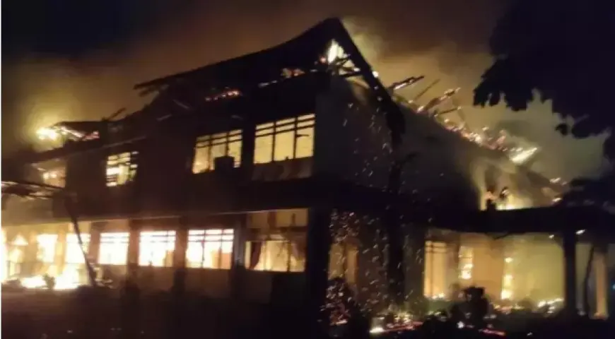 Seusai Rusak Mapolresta, Massa Bakar Gedung DPRD Kota Kediri