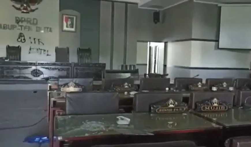 Jadi Sasaran Amukan Massa, Gedung DPRD Kabupaten Blitar Porak Poranda