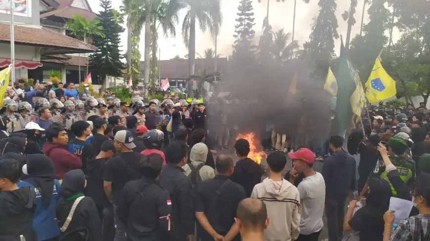 Ratusan Mahasiswa Bondowoso Duduki Gedung DPRD
