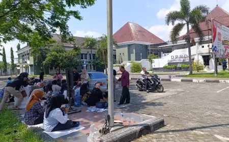 Imbas Aksi Pembakaran Kantor DPRD Kabupaten Blitar Oleh Massa, Pegawai Tetap Kerja, Tapi di Halaman