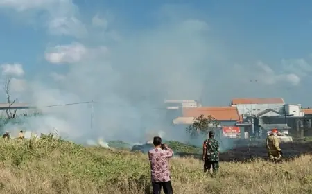Pembakaran Sampah di TPS Liar Gresik Nyaris Merembet ke Pemukiman, Petugas Turun Tangan