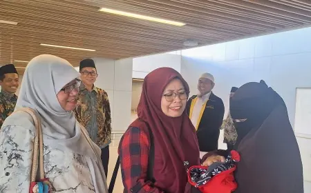 Lahir saat Ibunya Tawaf di Masjidil Haram, Bayi Prematur saat Prosesi Haji 2025 Tiba di Tanah Air