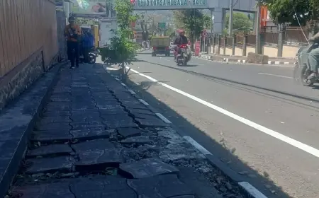 Trotoar Jalan Ahmad Yani Kota Batu Rusak, Warga Keluhkan Minimnya Perhatian